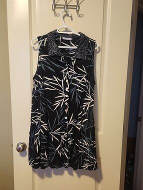 Blue Sky Black Sleeveless Button-Front Tunic with White & Slate Leaf Print